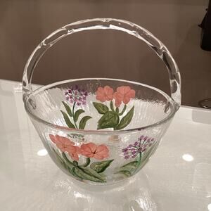 Fifth Avenue Crystal Basket With Handle in Excellent Preowned Condition!